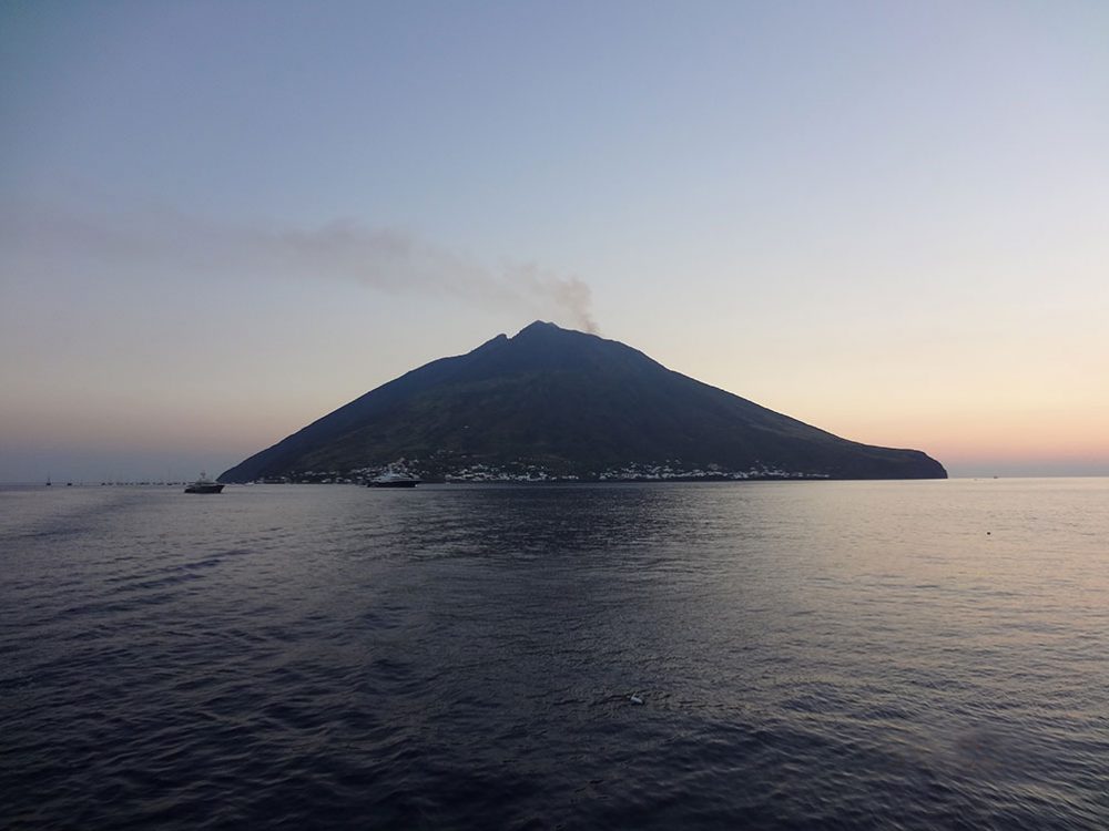 Вулкан Стромболи фото