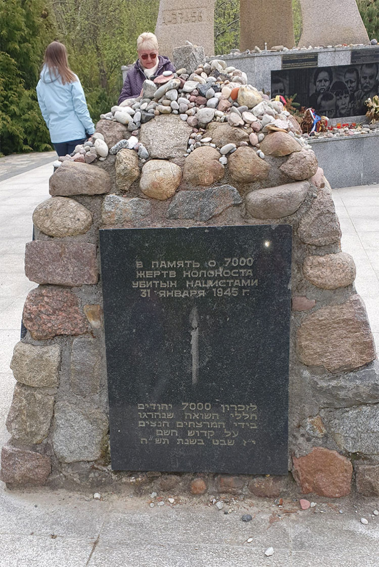 Пальмникен памятник жертвам